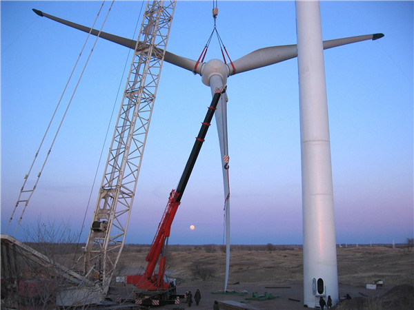 Installation of wind turbine blades of Shanghai FRP Research Institute